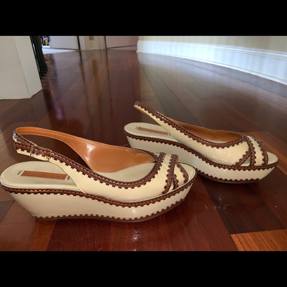 BCBG MAXAZRIA WEDGES